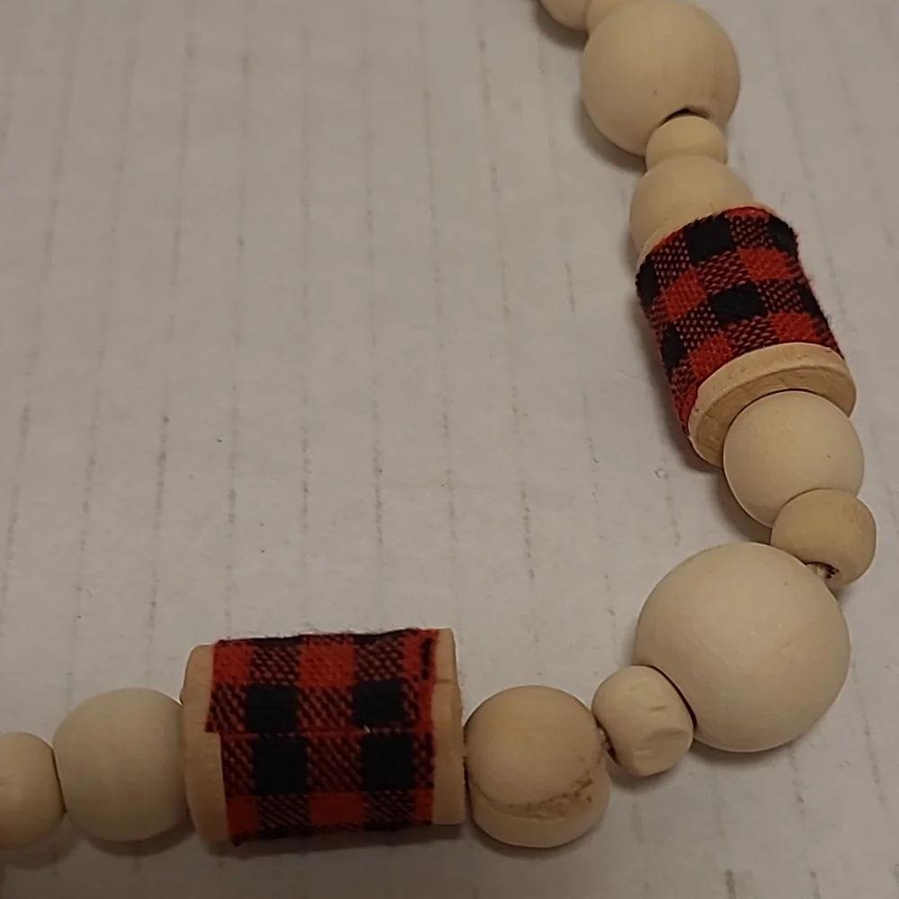 NWOT Holiday Time Natural Wood and Plaid Bead Garland